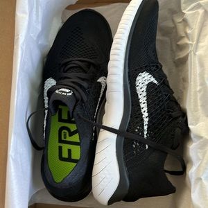 Nike free run fly knit 2018 new in box size 8.5 black and white